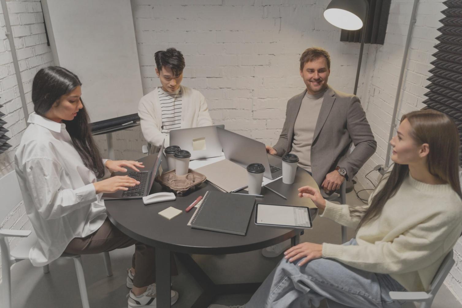 Groupe d'étudiants analysant des données financières sur ordinateurs