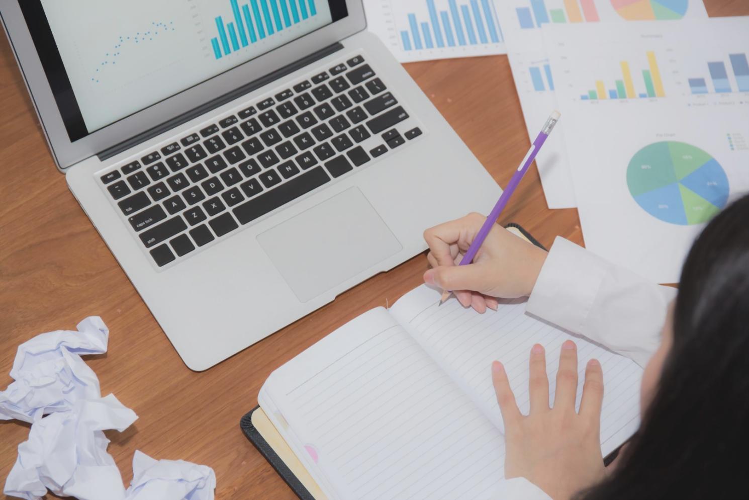 Interface d'outils d'analyse financière et graphiques de données